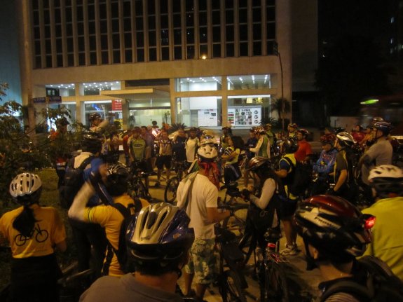 Últimas instruções de segurança são repassadas antes da saída do grupo Últimas instruções de segurança são repassadas antes da saída do grupo