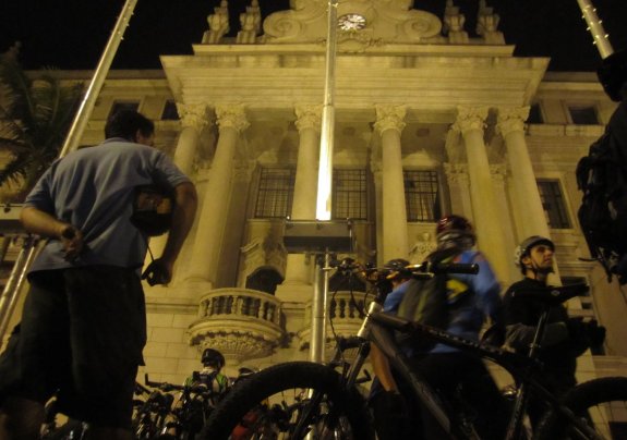Bicicletas estacionadas em frente ao largo São Francisco Bicicletas estacionadas em frente ao largo São Francisco
